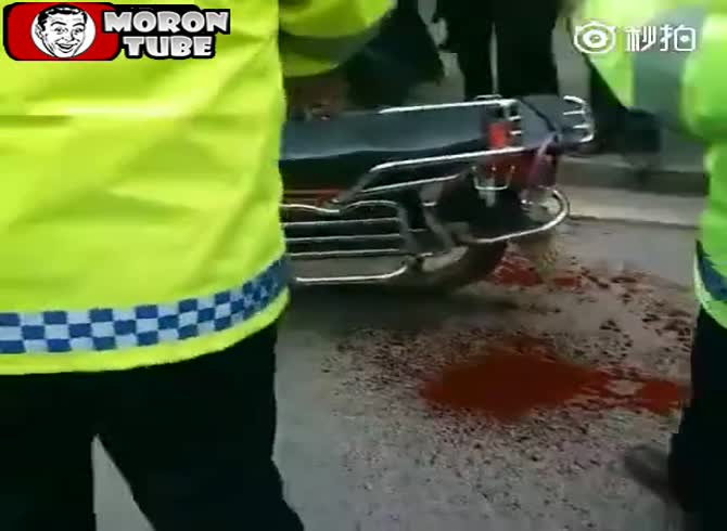 Video :China - a criminal fatally stabs a police officer